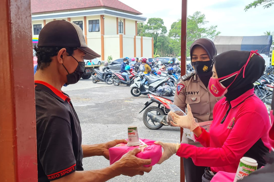 Bhayangkari Temanggung Bagikan Nasi Gratis kepada Peserta Vaksinasi