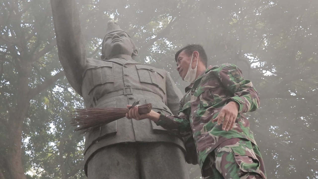 Peringati HUT TNI dan Kesaktian Pancasila dengan Bersih-bersih Monumen Bambang Soegeng  