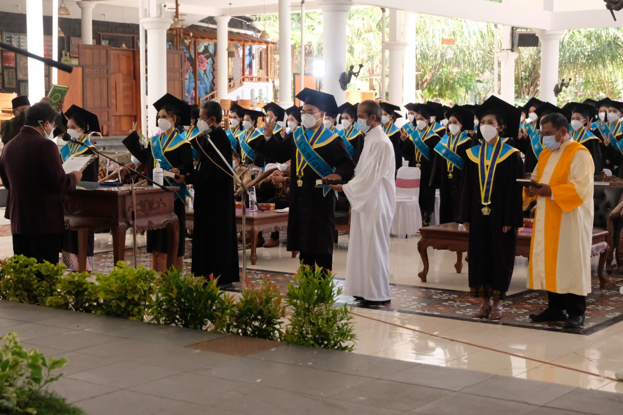 STIKES Ngesti Waluyo Wisuda 115 Tenaga Keperawatan