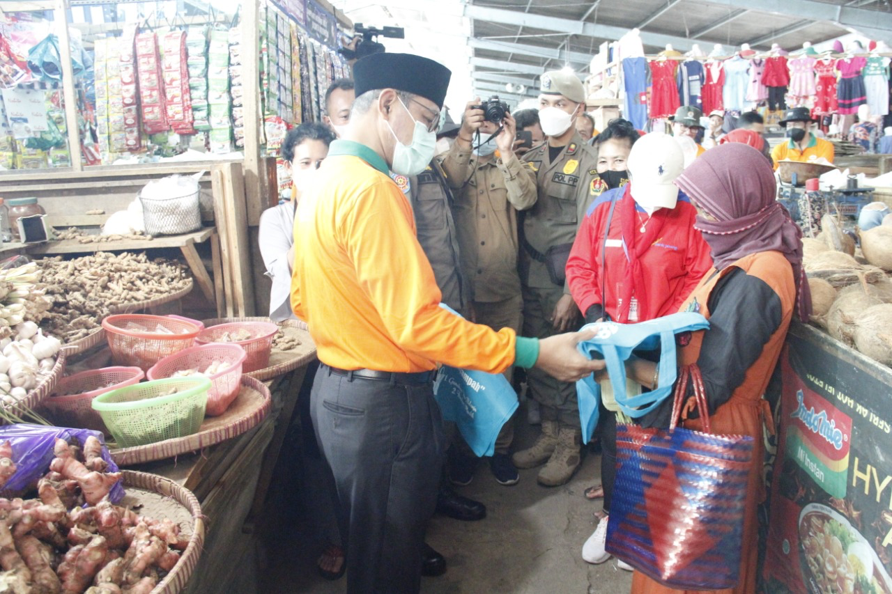 Deklarasi Gerakan Pasar Bebas Sampah Bupati Bagikan Tas Ramah Lingkungan