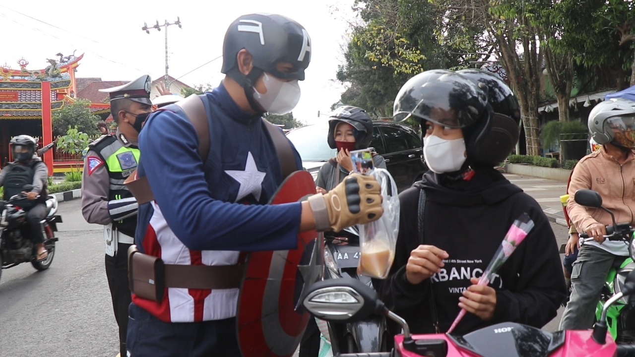 Aksi Superhero Avengers Ikut Operasi Zebra Candi