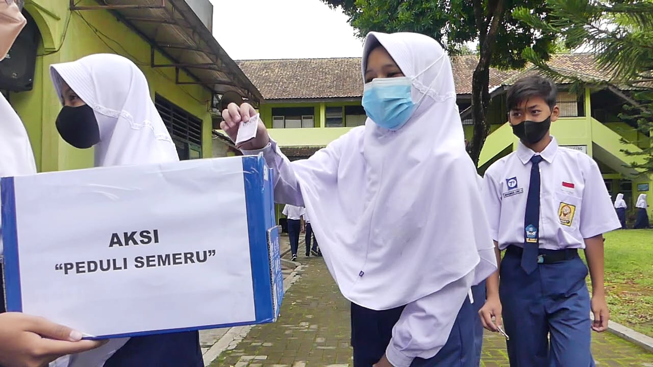 Sisihkan Uang Saku untuk Korban Erupsi Semeru