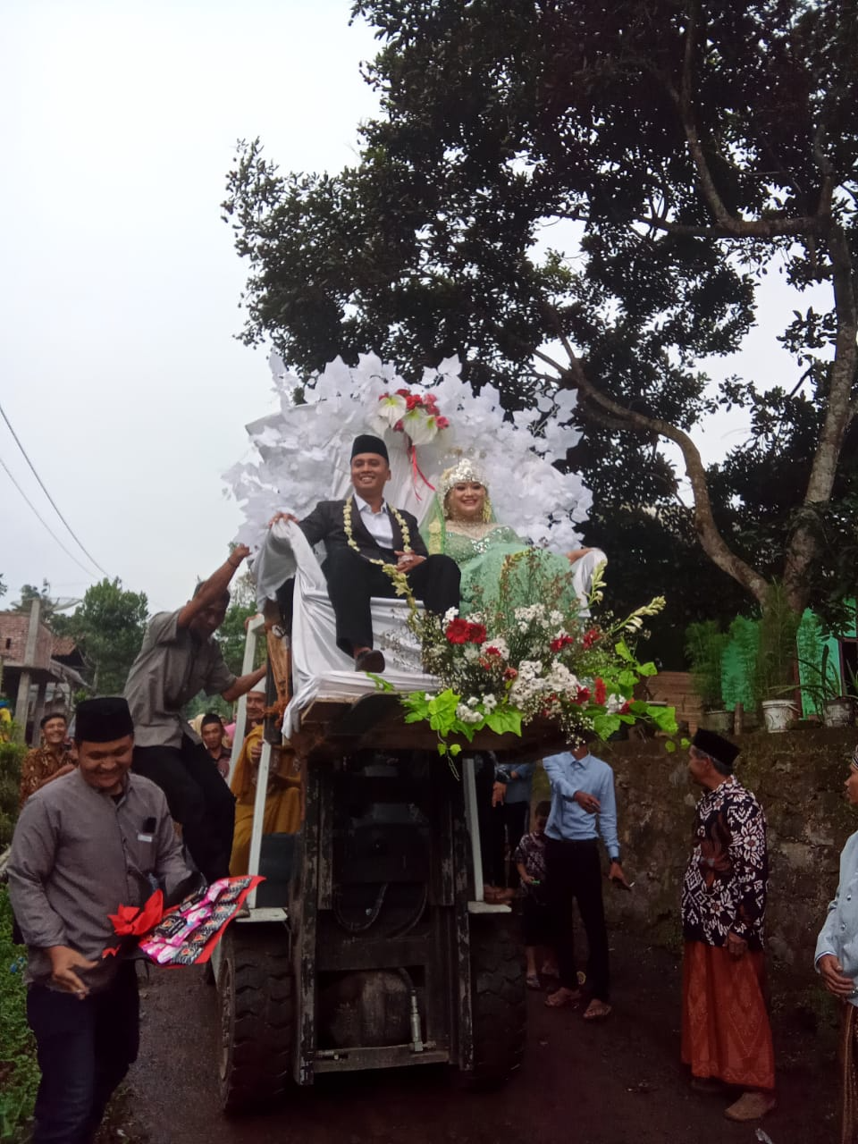 Unik, Sepasang Pengantin di Kupen Diarak Menggunakan Forklift