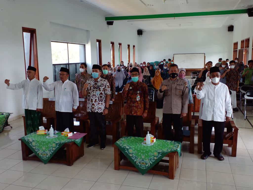 Tingkatkan Literasi dengan Gerakan Santri Menulis