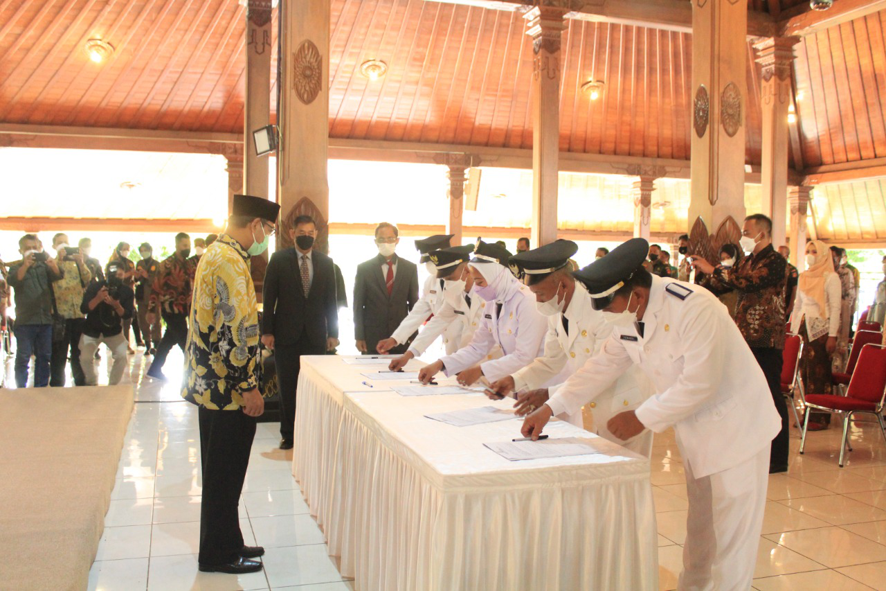 Bupati Lantik Lima Kades Pengganti Antar Waktu