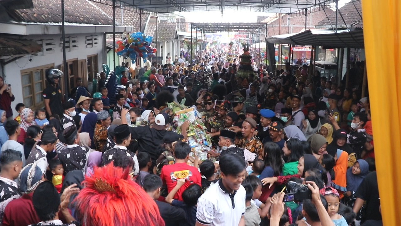 Ratusan Warga Berebut Gunungan Haul Kyai Pakuaji di Desa Dangkel