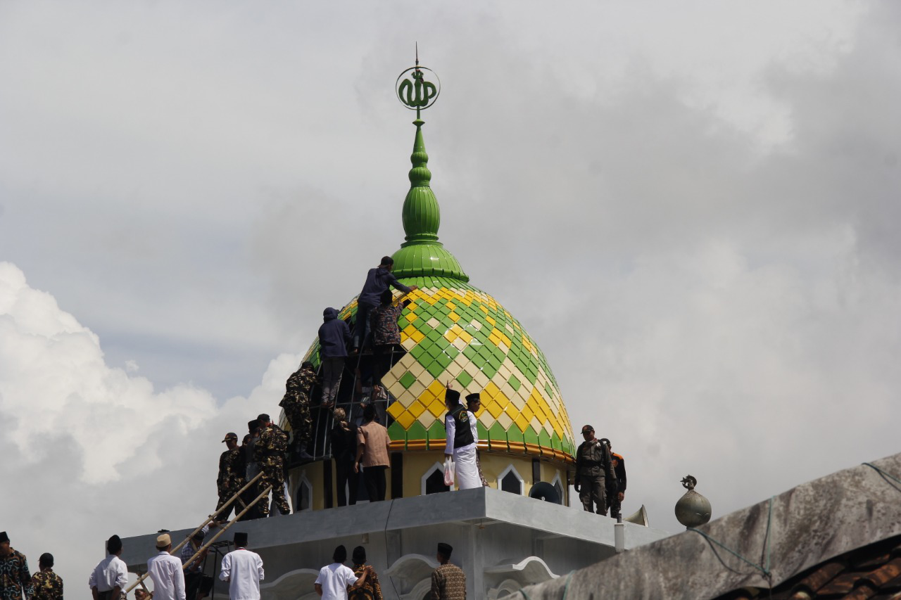 Kirab Budaya Iringi Pemasangan Kubah Masjid Jami Nurul Huda