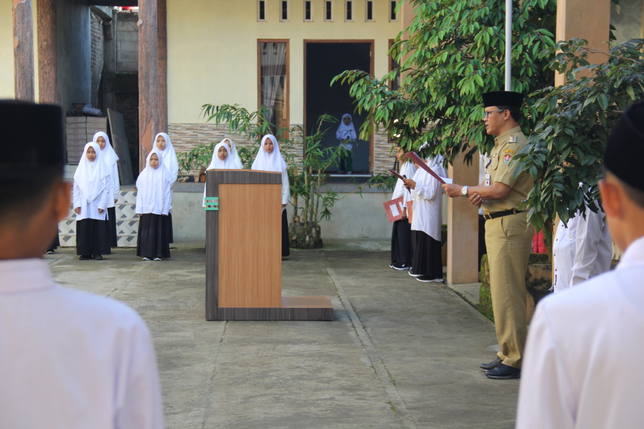 Wabup Jadi Pembina Upacara di SMP Takhasus Ponpes At Tauhid, Jatisuko