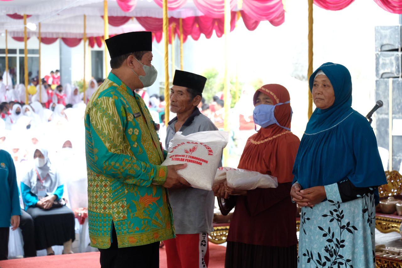 Wujudkan Rasa Peduli dan Empati, SMPN 2 Temanggung Gelar Kemah Bakti