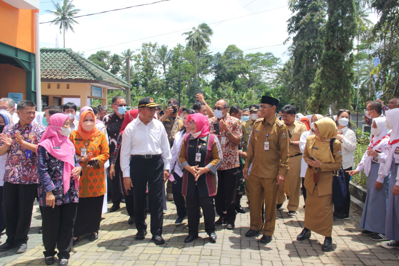 Menko PMK Muhadjir Effendy Beri Tablet Penambah Darah kepada Ratusan Siswi SMK Tembarak