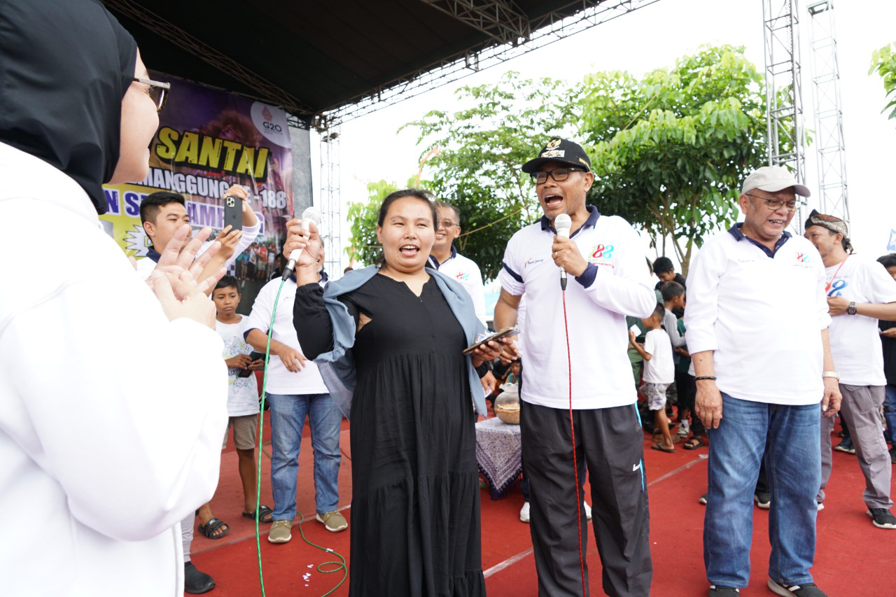 Warga Botoputih Raih Hadiah Sapi Jalan Santai HUT ke-188 Temanggung di Tembarak