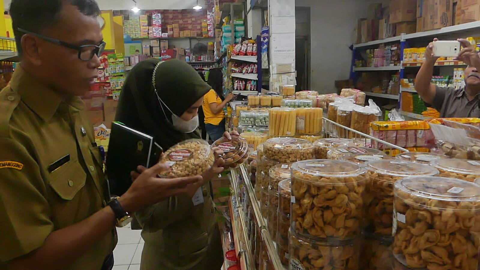 Pastikan Konsumen Aman, Dinkopdag Periksa Makanan Kedaluwarsa