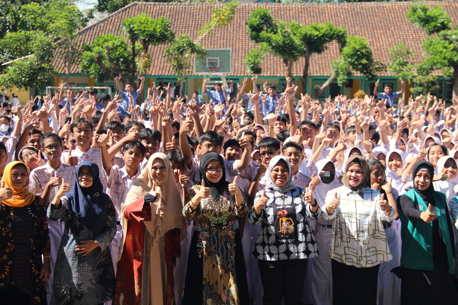 Ratusan Siswa-Siswi SMPN 1 Temanggung Kampanyekan Jo Kawin Bocah