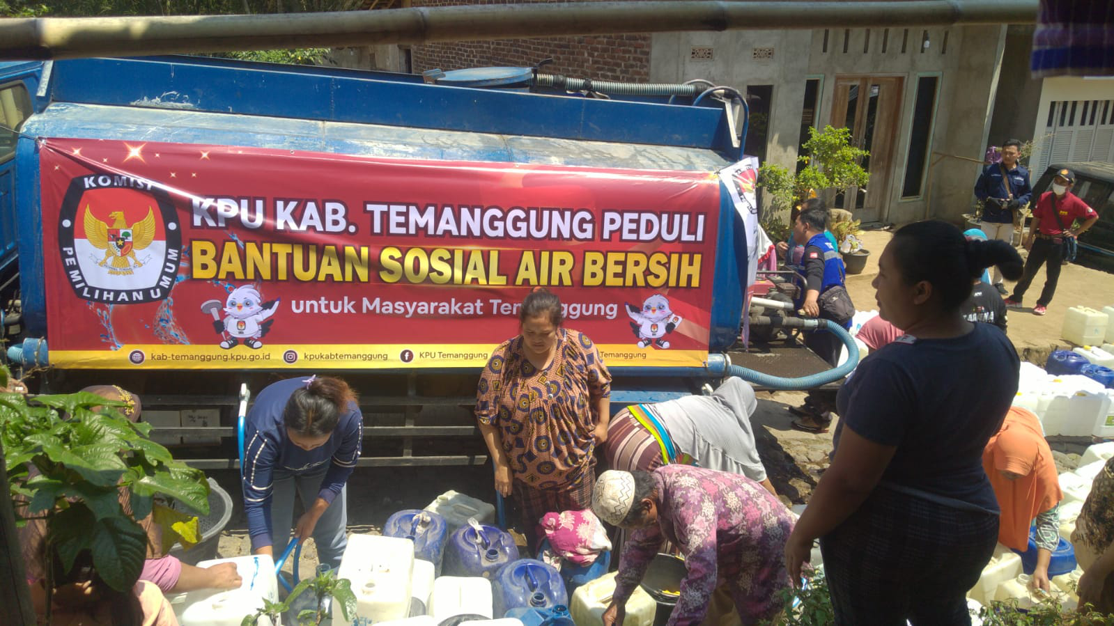 KPU Temanggung Droping Air Bersih Sembari Sosialisasi Tahapan Pemilu 2024