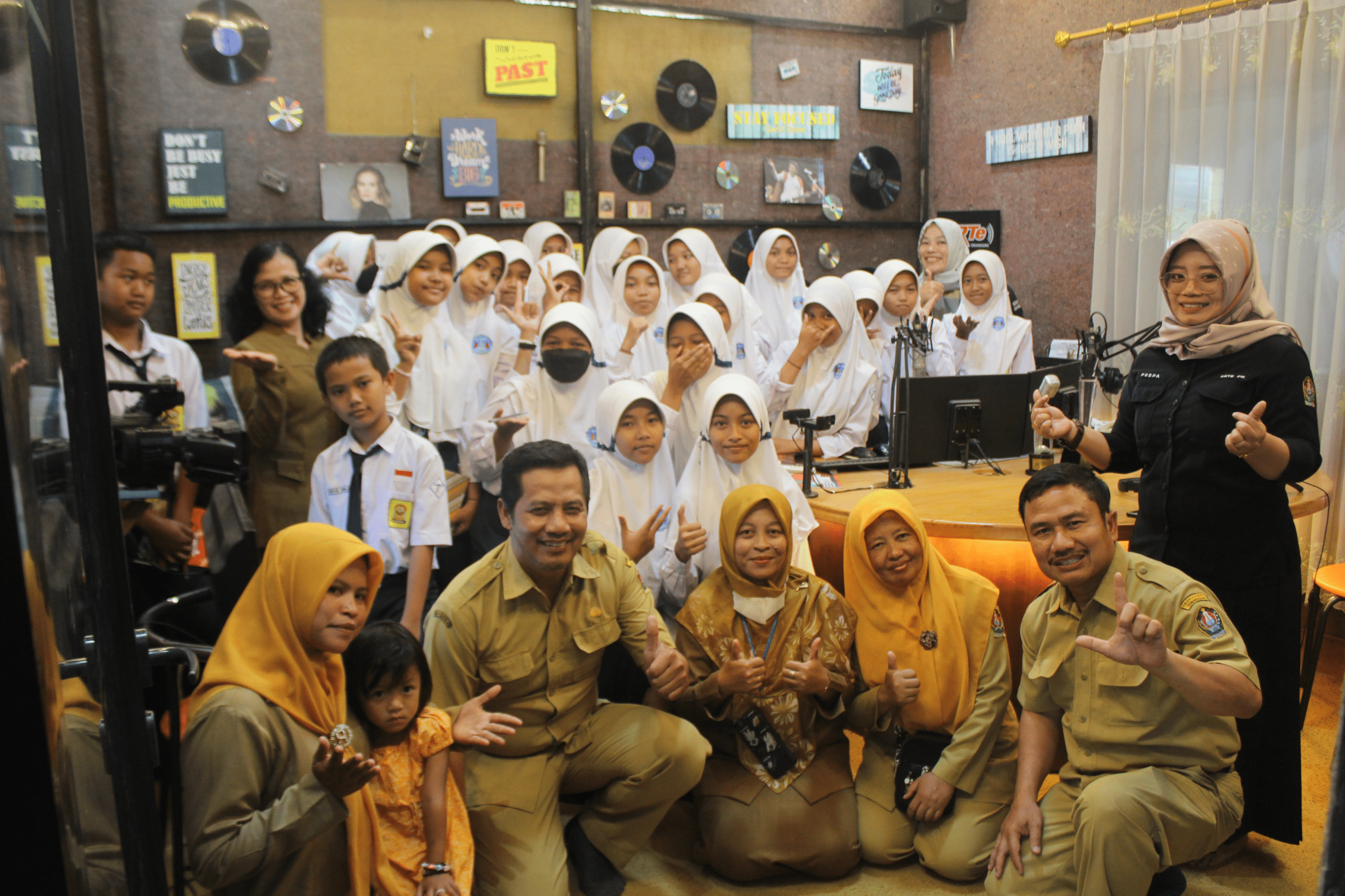 Belajar Seluk Beluk Penyiaran, SMP N 1 Tembarak School Visit ke eRTe FM