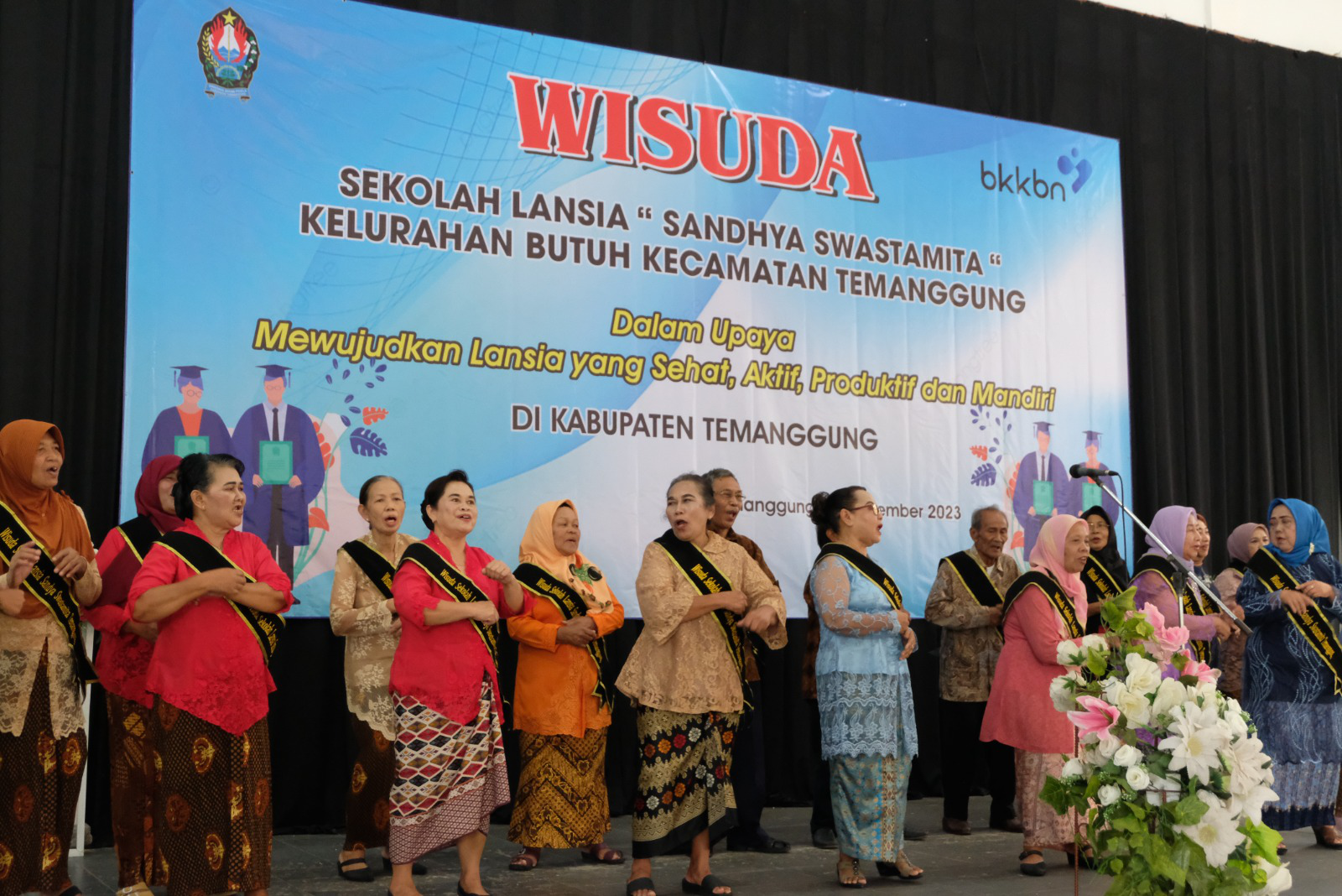 81 Lansia Peroleh Ijazah Wisuda