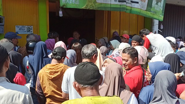 Warga Temanggung Serbu Kios Penjual Beras SPHP