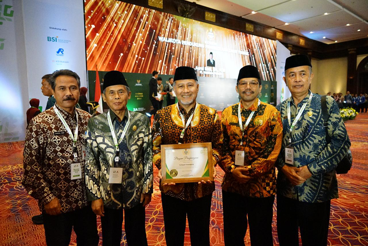 Pj. Bupati Temanggung Terima Penghargaan BAZNAS Award 2024