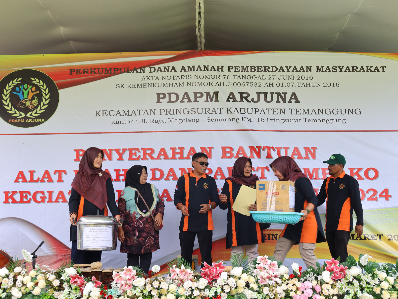 PDAPM Arjuna Pringsurat Berikan Bantuan Sembako dan Alat Usaha