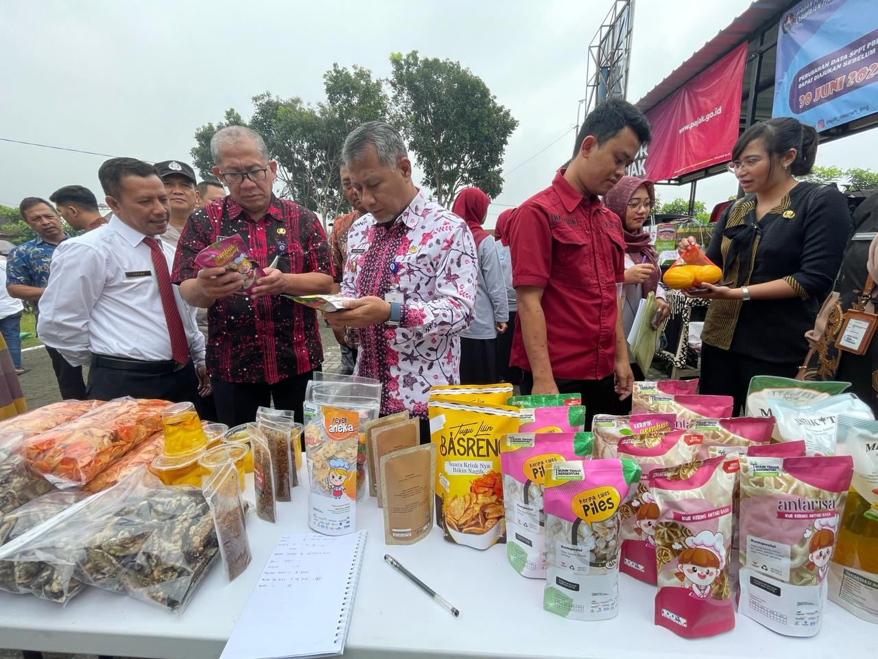 Pj. Bupati Tinjau Pasar Murah di Kledung dan Bansari