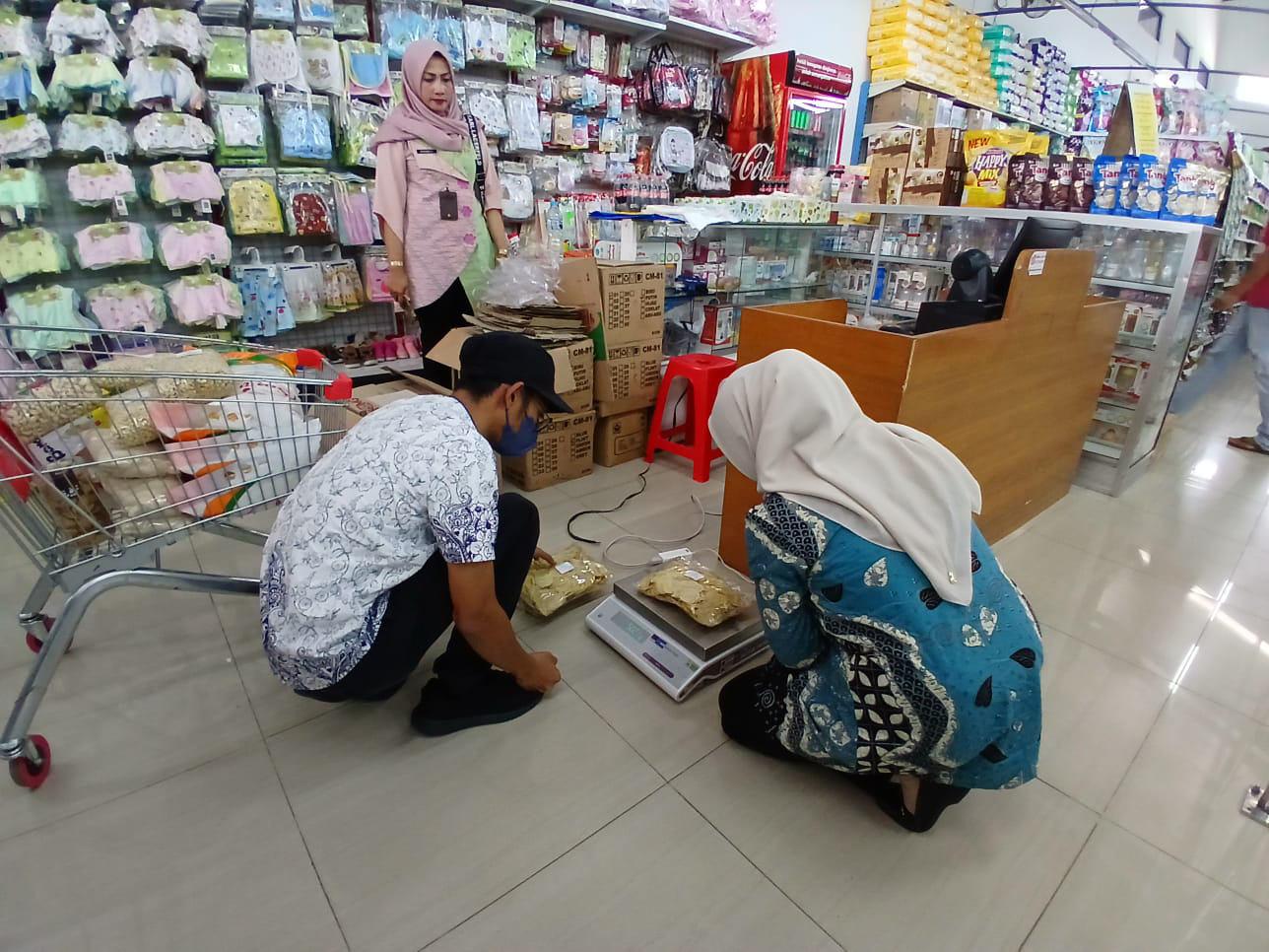 Lakukan Sidak, Petugas Gabungan Temukan Makanan Kadaluwarsa