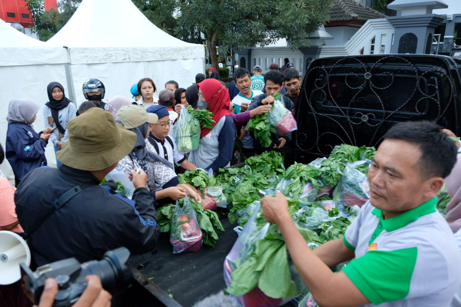 Petani Temanggung Bagikan 1.700 Paket Sayuran Gratis