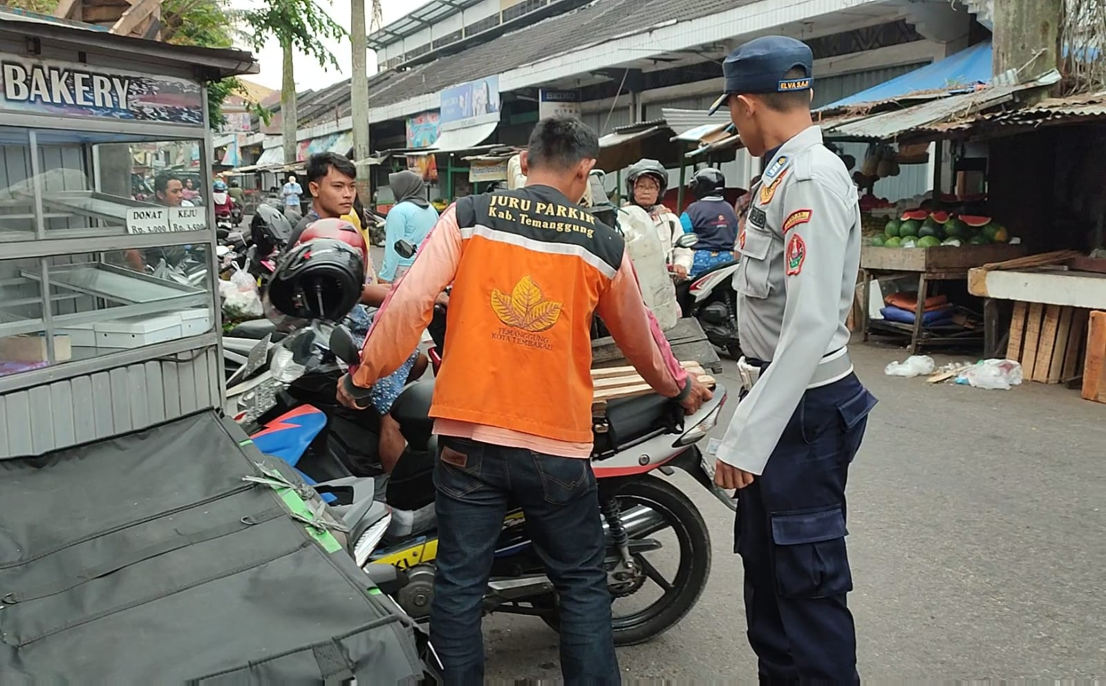 Petugas Tertibkan Parkir Liar dan Pedagang Berjualan di Luar Pasar Kliwon