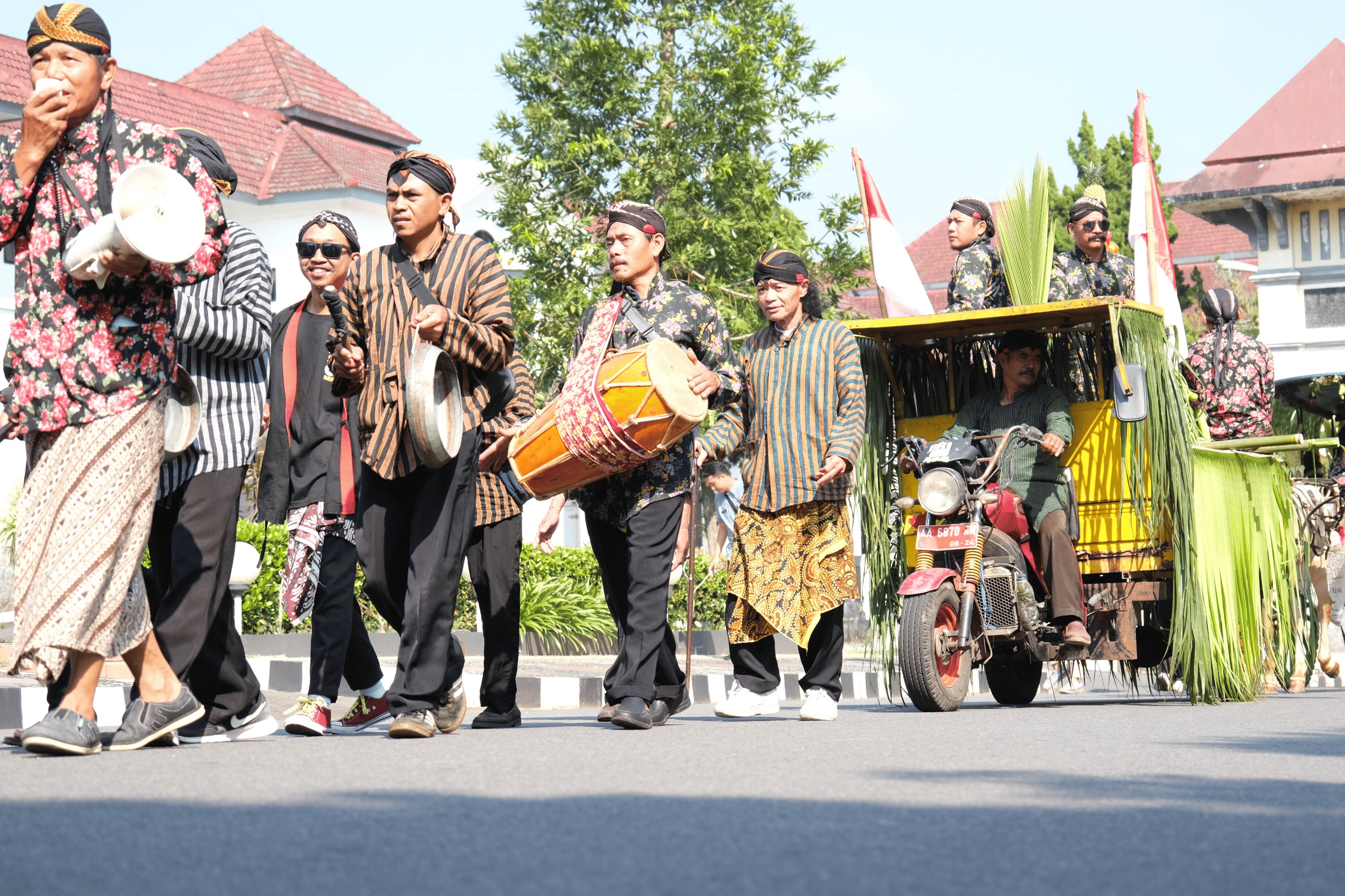 Kirab Wilujengan Pasar Kliwon, Warga dan Pedagang Tunjukkan Antusias Tinggi