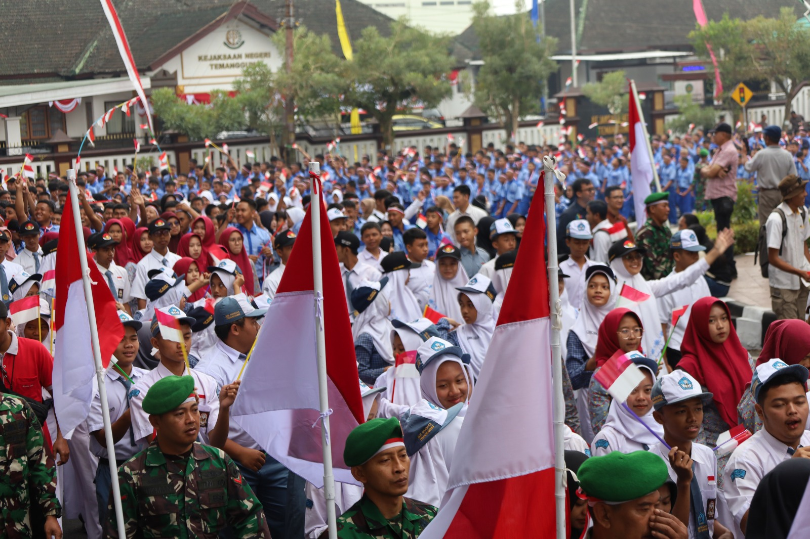 Tumbuhkan Nasionalisme, Ribuan Siswa Kirab dan Bentangkan Bendera Merah Putih Raksasa