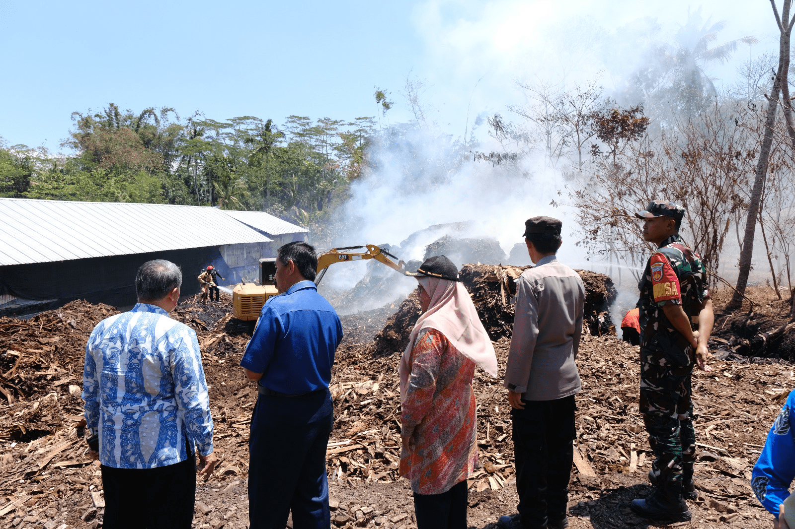 Pj. Bupati Tinjau Kebakaran di Lokasi Pembuangan Limbah Pabrik Desa Tepusen