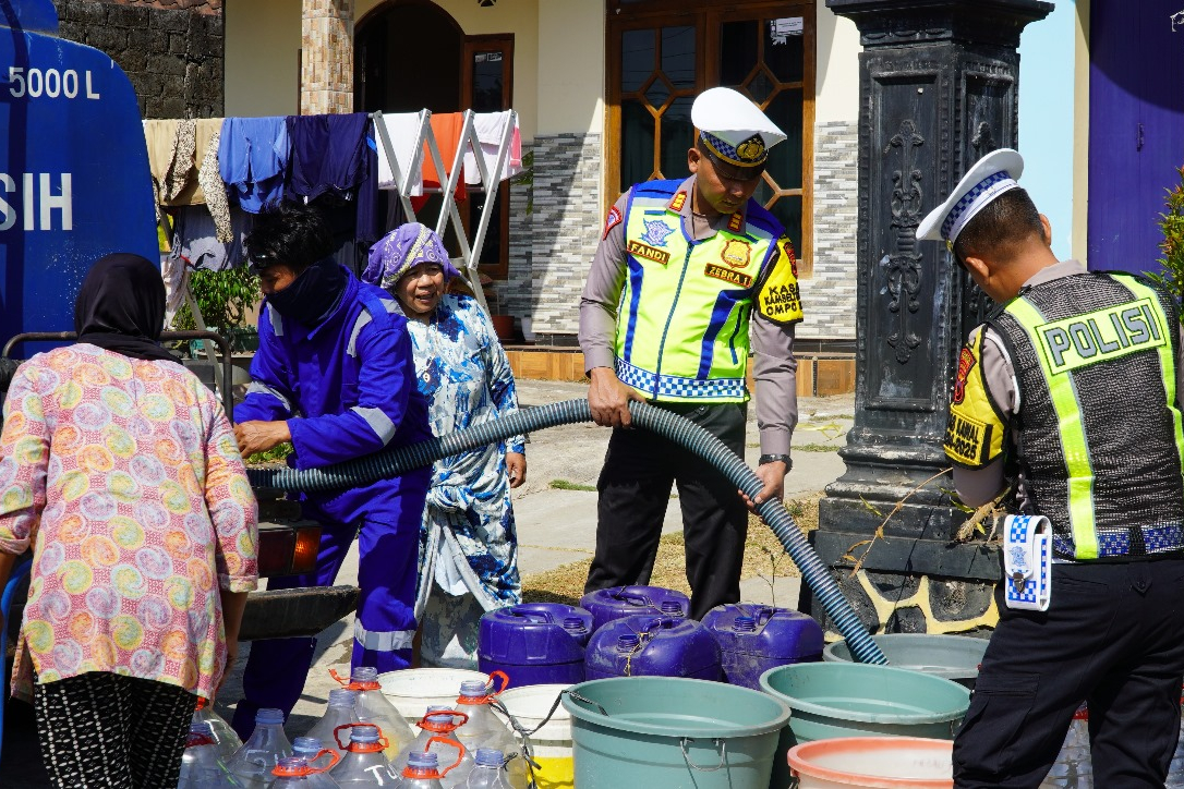 Polres Temanggung Distribusi Air Bersih di Daerah Kekeringan