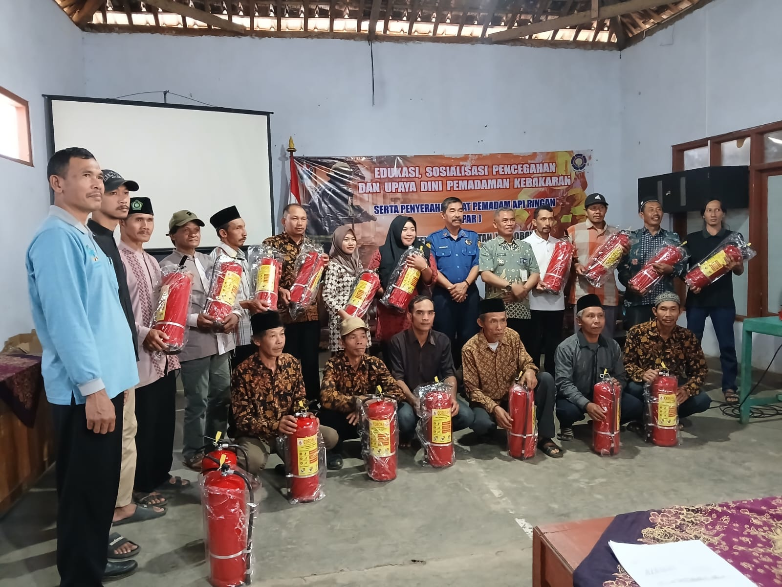 Damkar Temanggung Berikan Bantuan Dua Puluh APAR di Desa Tening