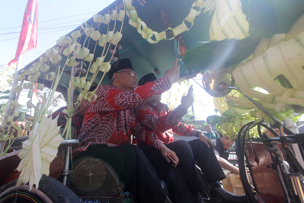 Naik Dokar, Paslon Bupati Dan Wakil Bupati Yang Diusung PDIP Dan PKB Daftar Ke KPUD Temanggung