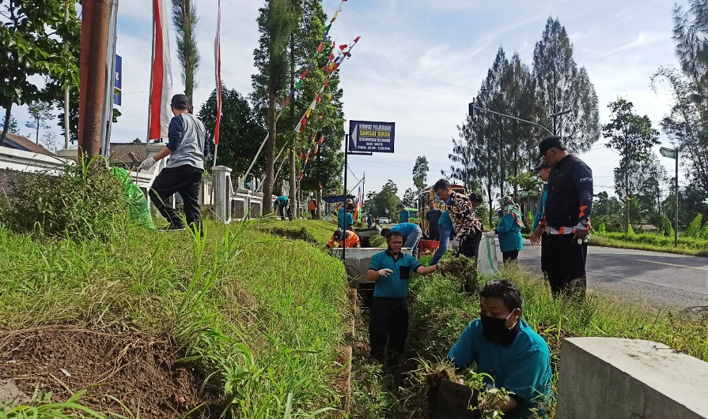 Gerakan Bersih Serentak di Ruas Jalan Parakan-Wonosobo