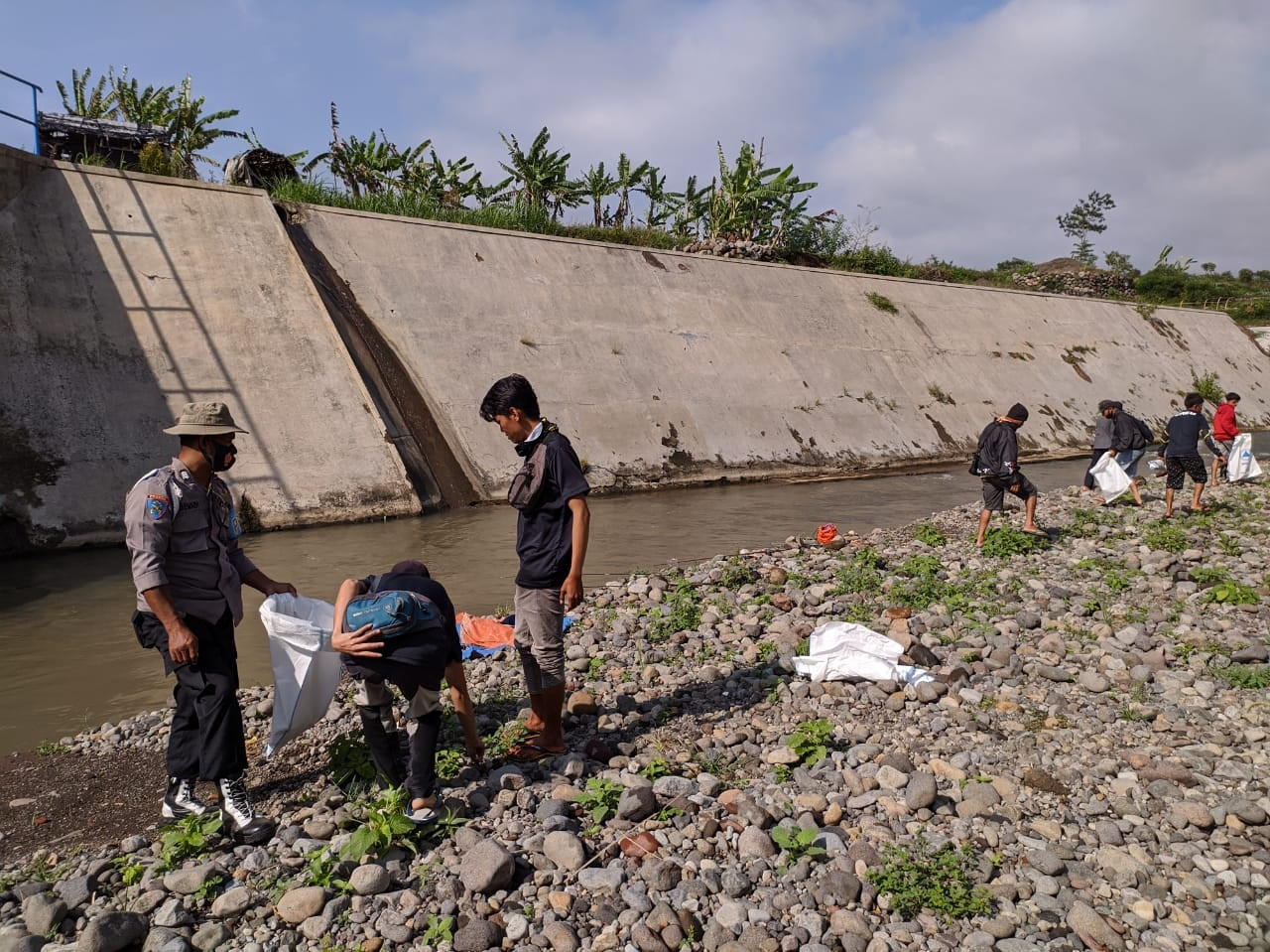 Jaga Ekosistem Alam dengan Bersih-Bersih Sungai