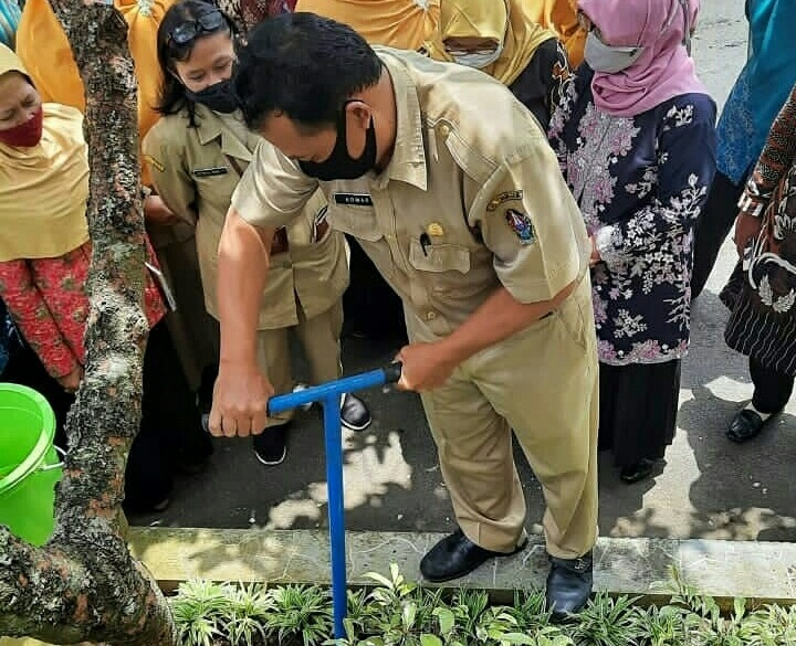 DPRKPLH Gencarkan Pembuatan Biopori Untuk Pengolahan Sampah Organik