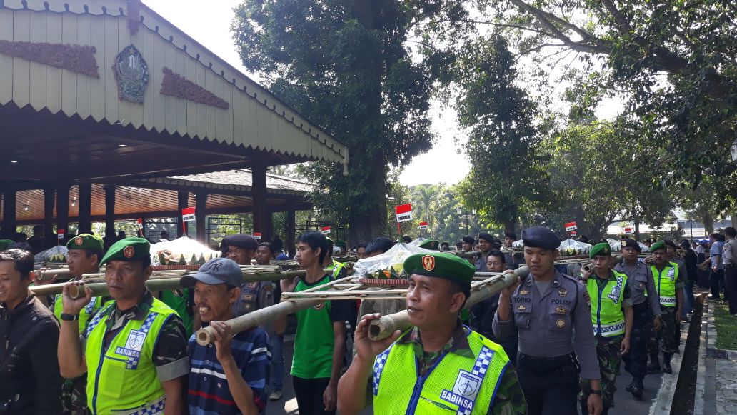 Peringati Hari Buruh, Ratusan Buruh di Temanggung Lakukan Kirab Tumpeng. 