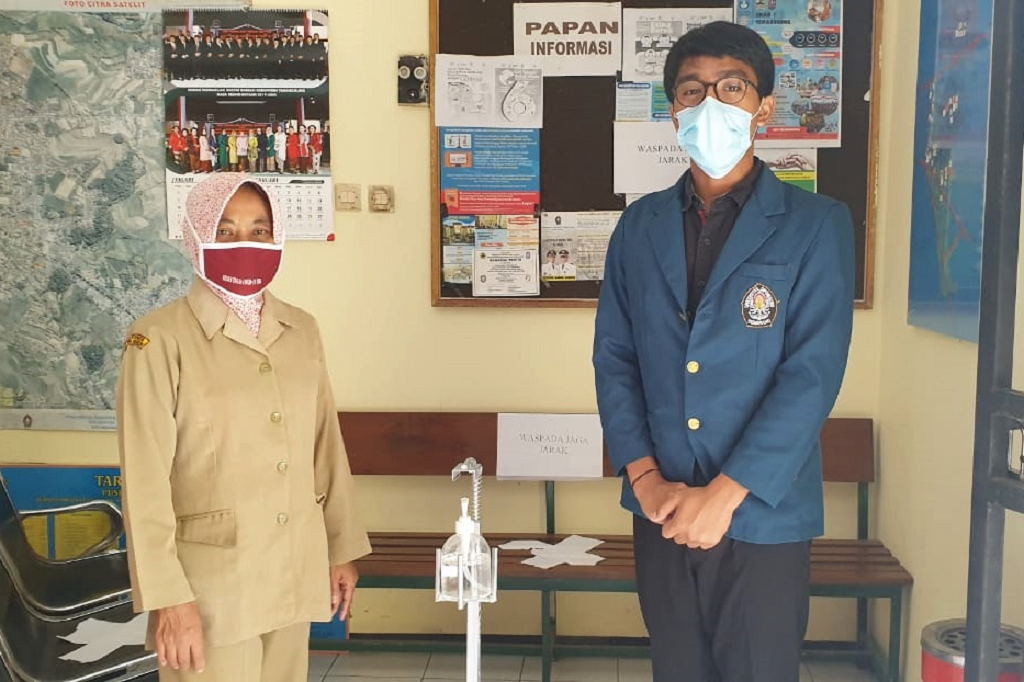 Cegah Penyebaran Covid-19, Mahasiswa KKN Undip Inovasikan Alat Hand Sanitizer Injak