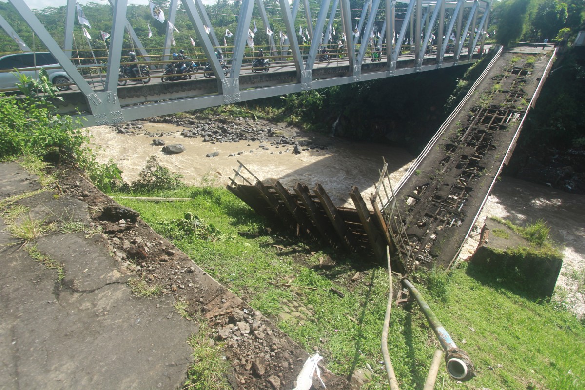 Hujan Lebat Guyur Temanggung, Jembatan Bersejarah Ambrol