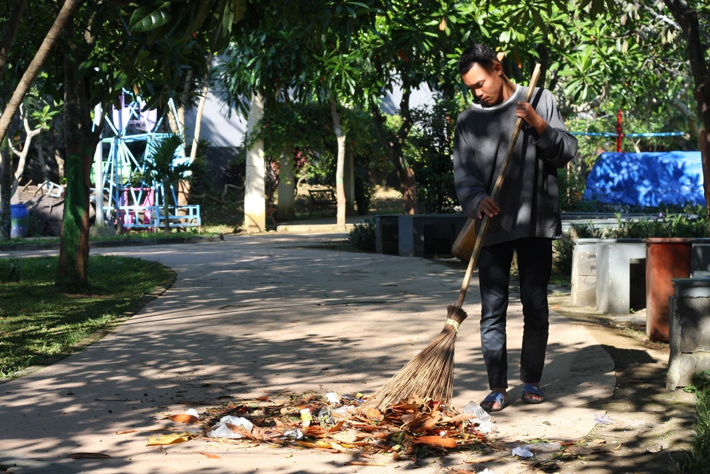 SEMANGAT PENJAGA KEBERSIHAN TAMAN