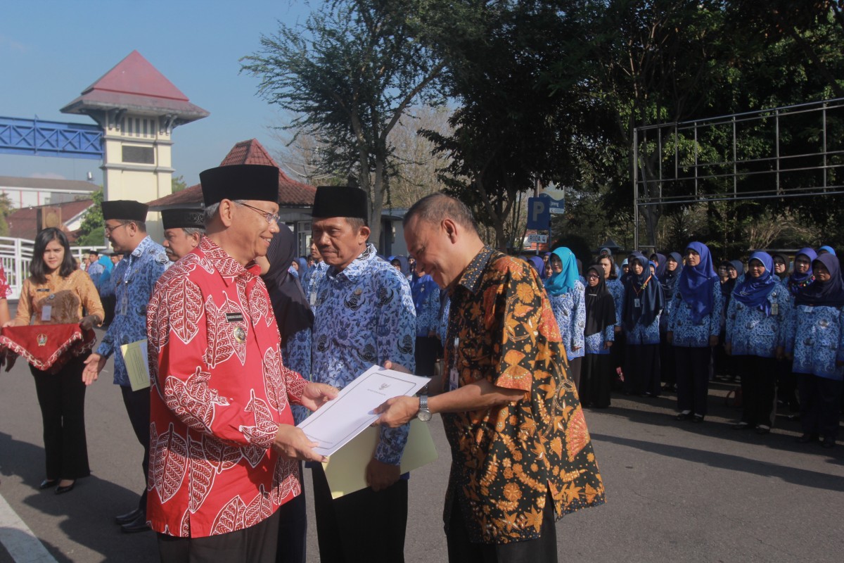 Bupati Temanggung Serahkan SK Kenaikan Pangkat PNS