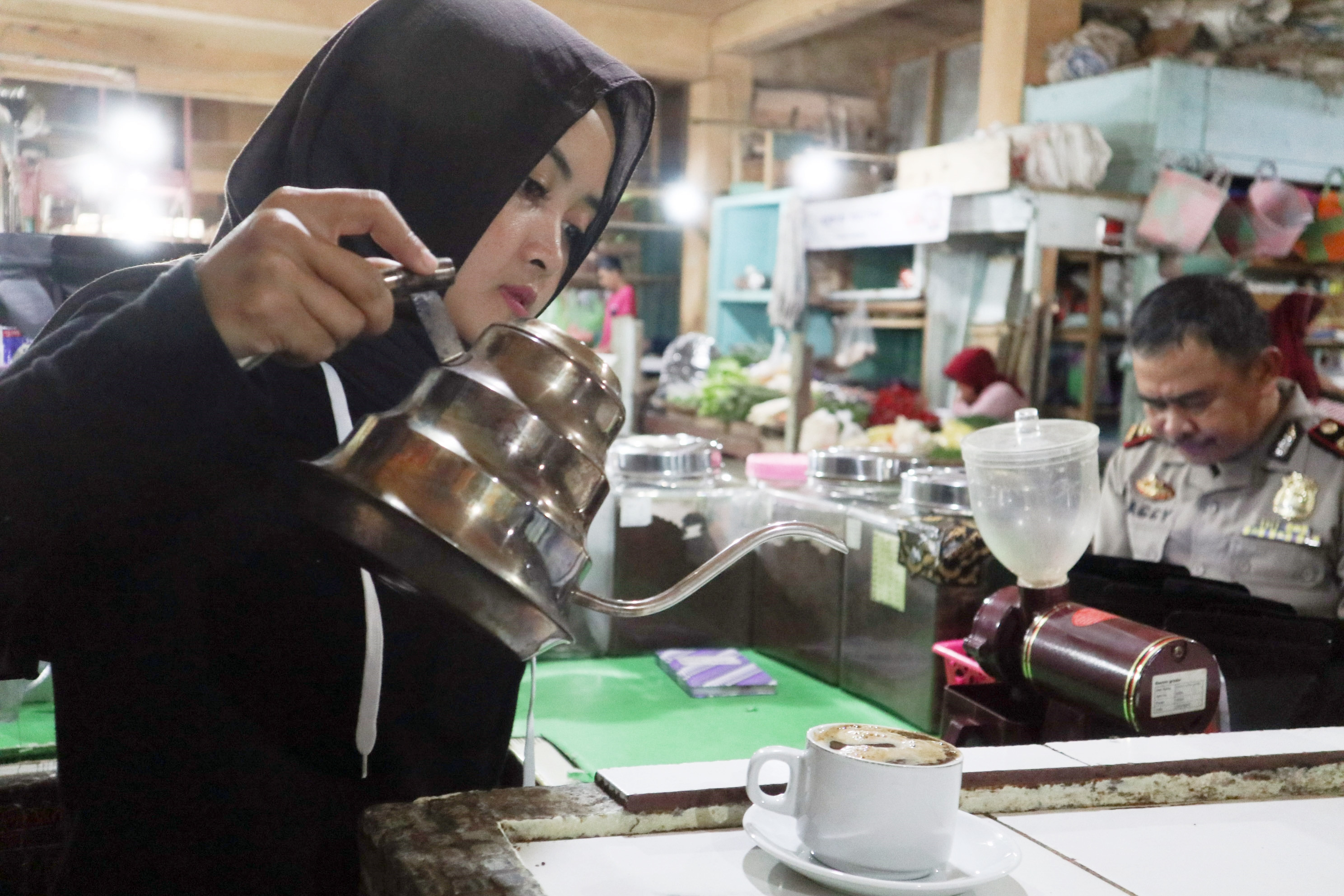 Mencicipi Kopi Sekelas Kafe di Los Pasar Kliwon Temanggung 