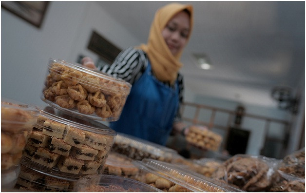 Usaha Kue Kering Banjir Order Jelang Lebaran 