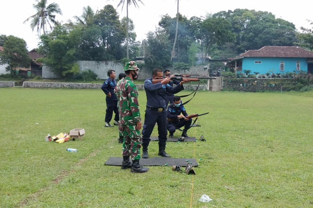 Pegawai Rutan Temanggung Dilatih Menembak Oleh TNI