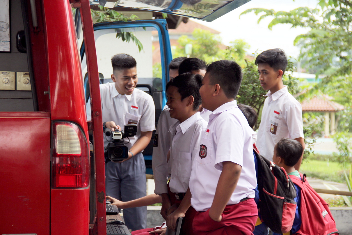 Murid-murid SMK Bhumi Phala Praktik Pembuatan Konten Video