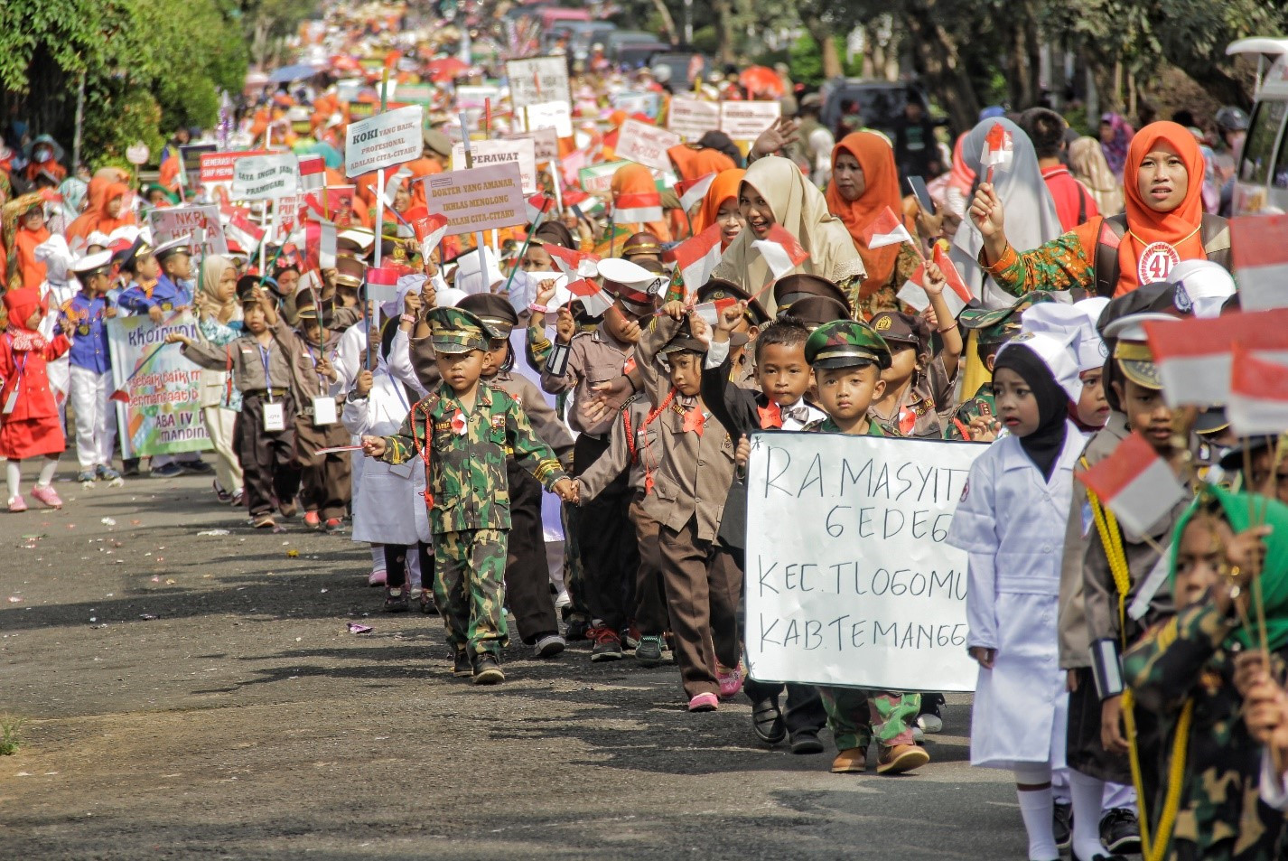 6.000 siswa Raudhatul Athfal dan Bustanul Athfal Ikuti Pawai Baju Profesi