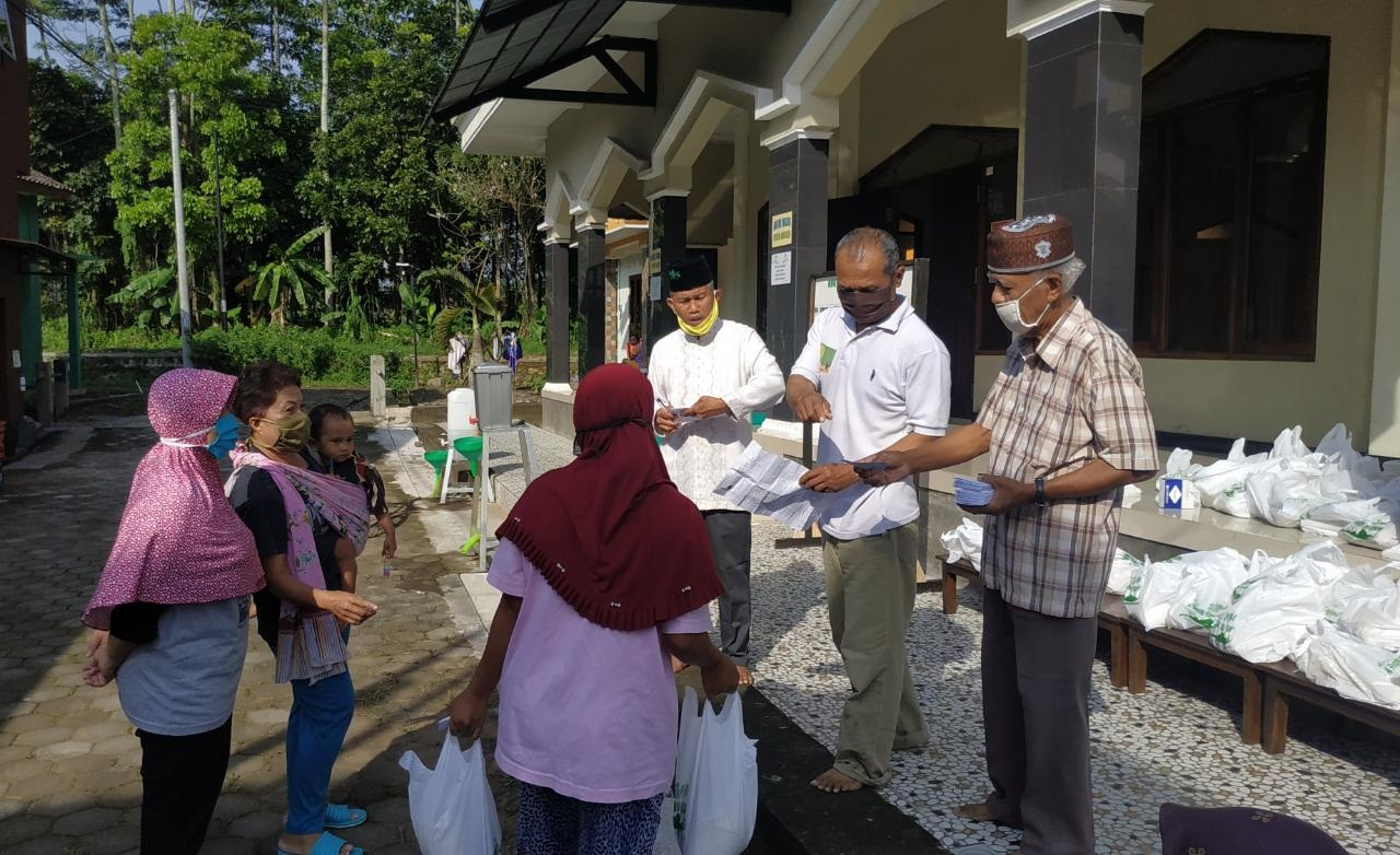 Warga Perum Permata Indah Bagikan Zakat Kepada Yang Membutuhkan