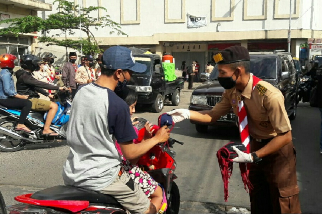 Pramuka Kwarcab Temanggung Bagikan Ribuan Masker di Pasar Tradisional