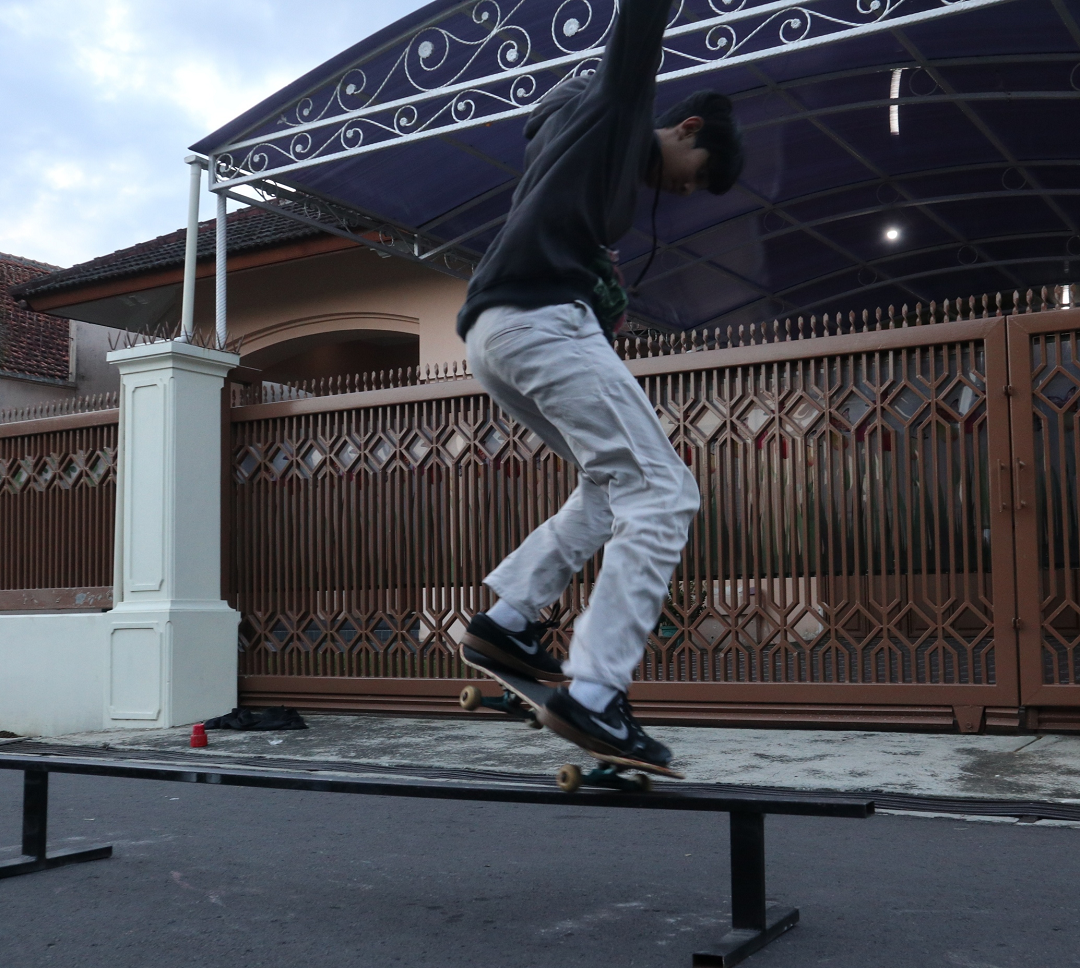 Remaja Temanggung Ngabuburit Dengan Bermain Skateboard