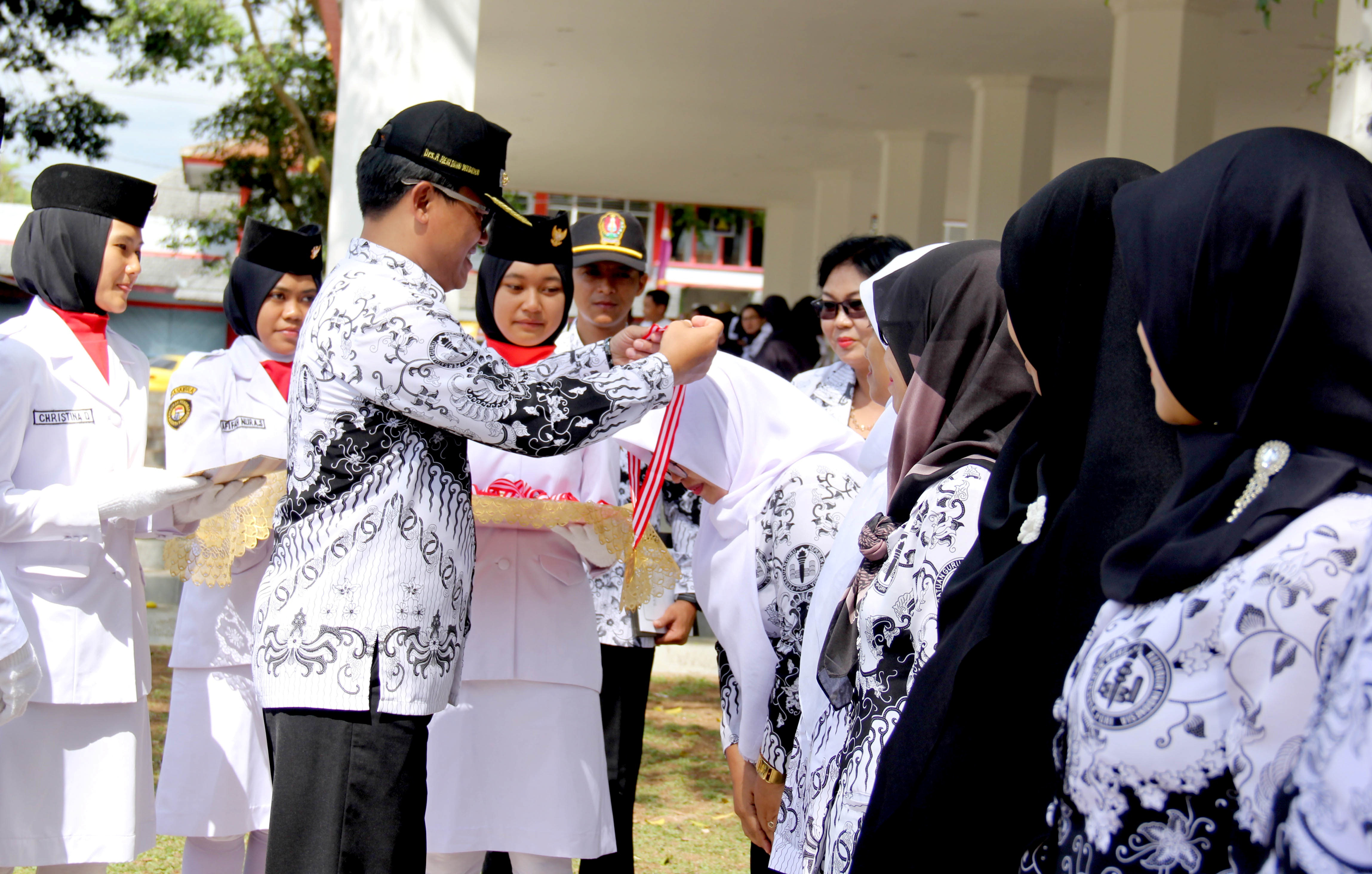 20 Tenaga Kependidikan Berprestasi Dapatkan Penghargaan